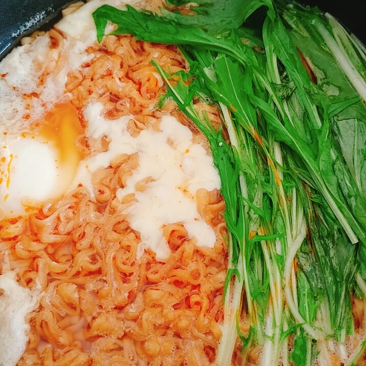 水菜と落とし卵のピリ辛チーズチキンラーメン